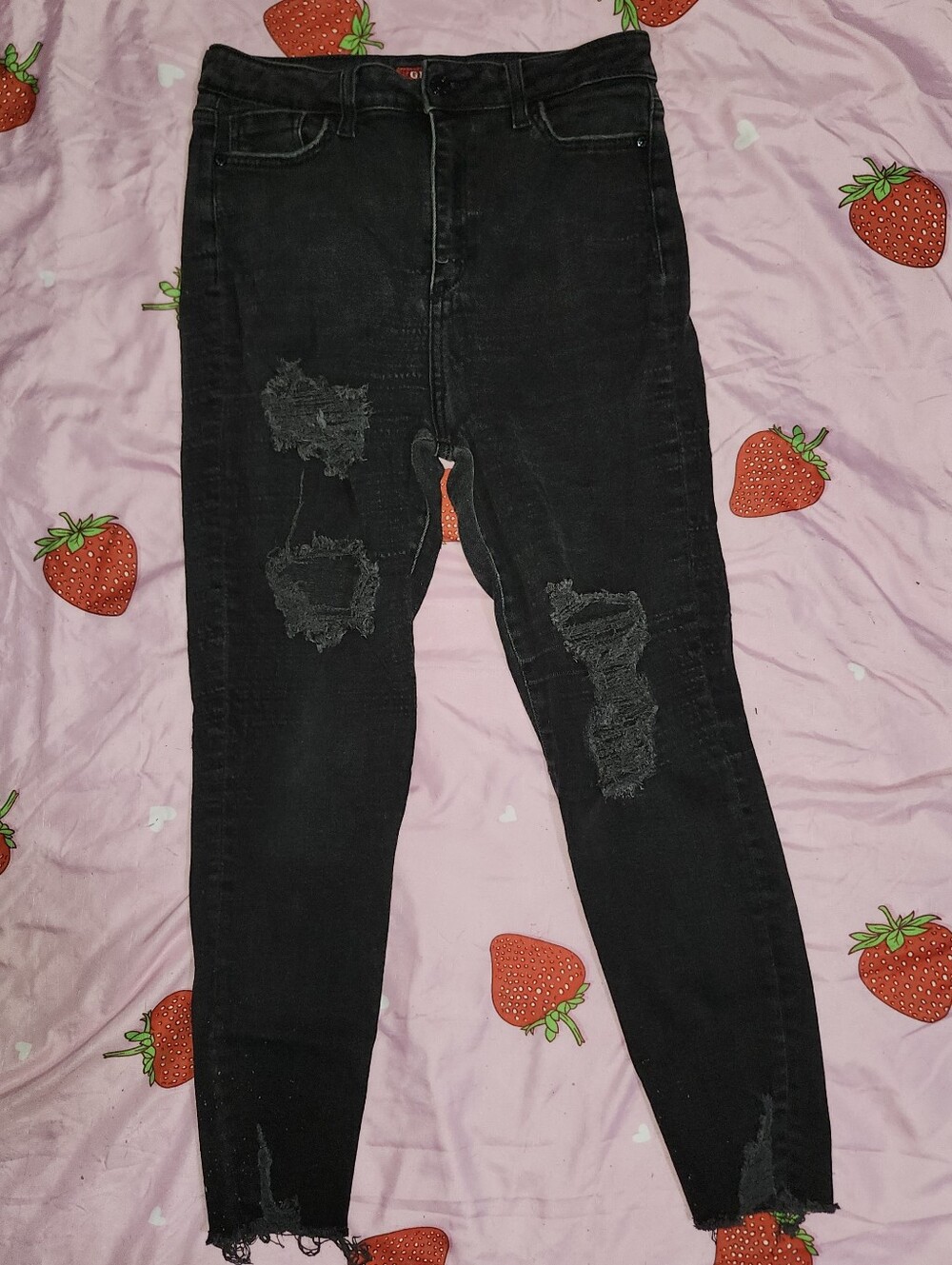 Women's size 31 Black Guess ripped/distressed skinny jeans